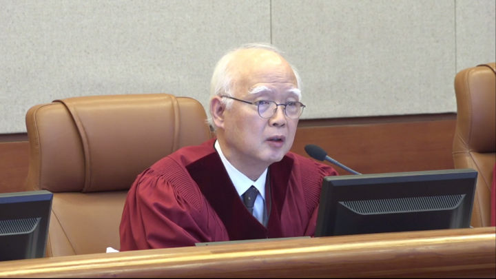 정형식 헌법재판관이 지난 2월 4일 서울 종로구 헌법재판소에서 열린 윤석열 대통령 탄핵심판 5차 변론에서 이진우 전 육군 수도방위사령관에게 증인심문을 하고 있다. (사진=헌법재판소 제공) 2025.04.04. *재판매 및 DB 금지 / 사진 = 뉴시스