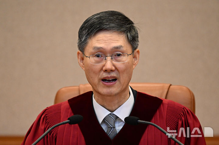 사진공동취재단 = 문형배 헌법재판소장 직무대행이 4일 오전 서울 종로구 헌법재판소 대심판정에서 윤석열 대통령 탄핵심판 인용 결정문을 낭독하고 있다. 2025.04.04. / 사진 = 뉴시스