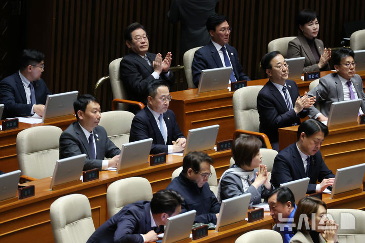 이재명(왼쪽 위 두 번째) 더불어민주당 대표와 당 의원들이 4일 오후 서울 여의도 국회에서 열린 제424회 국회(임시회) 제1차 본회의에서 우원식 의장의 발언이 끝난 뒤 박수치고 있다. 2025.04.04. / 사진 =  뉴시스