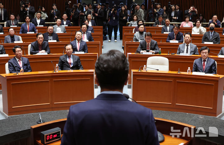 권영세(앞줄 왼쪽 두 번째) 국민의힘 비상대책위원장 등 당 소속 의원들이 윤석열 전 대통령이 파면된 4일 서울 여의도 국회에서 열린 의원총회에서 권성동 국민의힘 원내대표의 발언을 듣고 있다. 2025.04.04. / 사진 = 뉴시스
