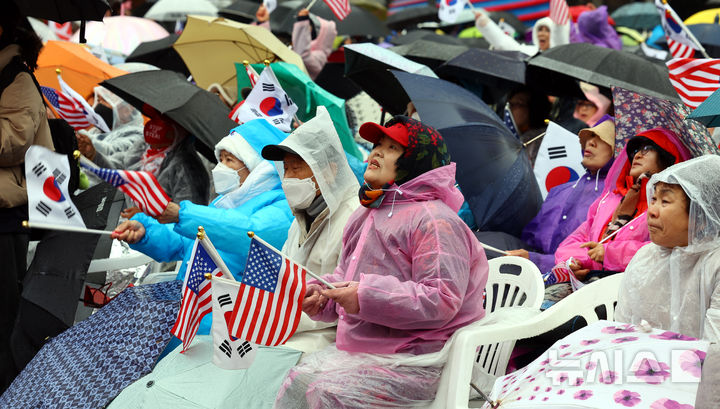 헌법재판소가 윤석열 대통령의 파면을 선고한 가운데 5일 서울 종로구 동화면세점 앞에서 윤석열 전 대통령 지지자들과 자유통일당 등 보수단체 회원들이 탄핵 무효를 촉구하며 구호를 외치고 있다. 2025.04.05. / 사진 = 뉴시스