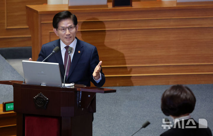 김무수 고용노동부 장관이 지난 3일 오후 서울 여의도 국회에서 열린 제423회 국회(임시회) 제4차 본회의 경북·경남·울산지역산불사태수습과피해대책마련및헌법질서수호를위한긴급현안질문에서 한정애 더불어민주당 의원 질의에 답변하고 있다. 2025.04.03. / 사진 = 뉴시스