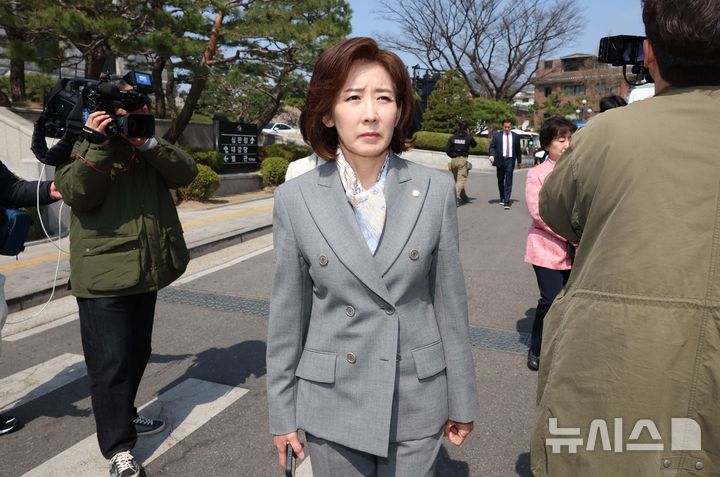 사진공동취재단 = 윤석열 대통령이 파면된 4일 나경원 국민의힘 의원이 서울 종로구 헌법재판소를 나서고 있다. 2025.04.04. / 사진 = 뉴시스