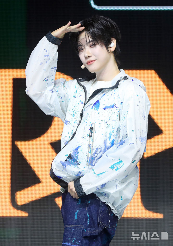 그룹 클로즈 유어 아이즈 장여준이 2일 오후 서울 광진구 예스24라이브홀에서 열린 첫 번째 미니 앨범 '이터널티'(ETERNALT) 발매 기념 쇼케이스에서 포즈를 취하고 있다. 2025.04.02. / 사진 =  뉴시스