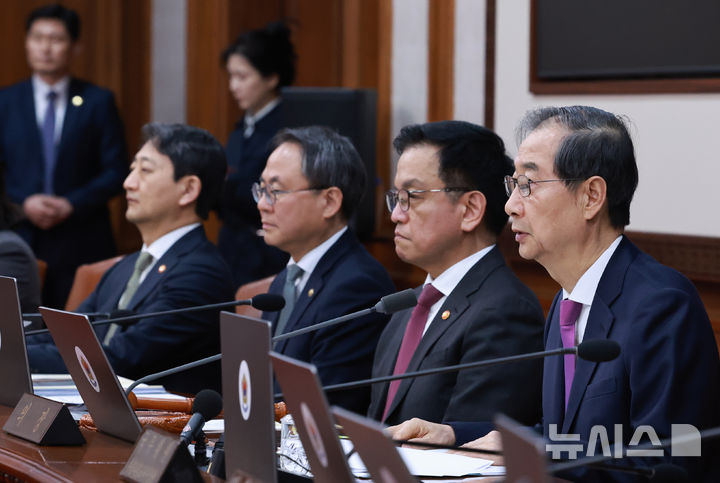 한덕수 대통령 권한대행 국무총리가 8일 정부서울청사에서 열린 국무회의를 주재하고 있다. (대통령실통신사진기자단) 2025.04.08. / 사진 =  뉴시스