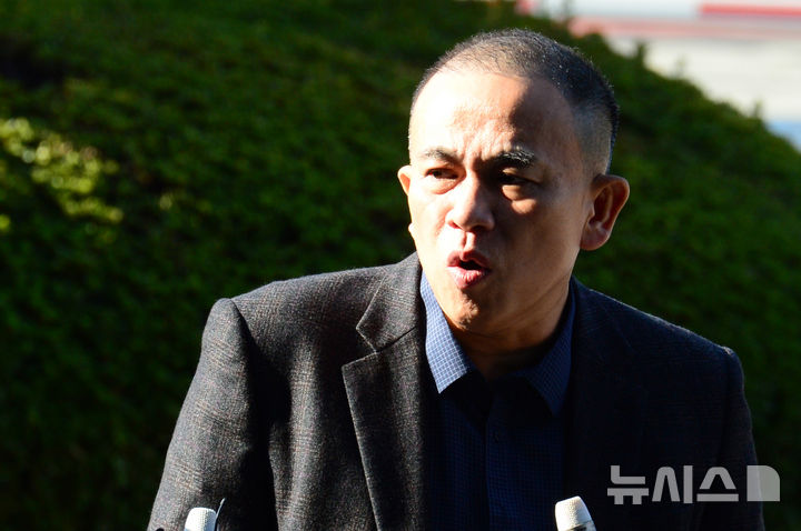 김건희 여사 공천 개입 의혹 핵심 당사자인 명태균씨가 2024년 11월9일 오전 2차 검찰 조사를 받기 위해 경남 창원시 성산구 창원지방검찰청으로 출석해 취재진의 질문을 받고 있다. / 사진 = 뉴시스