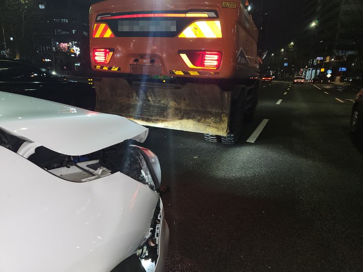 서울 마포경찰서는 여객자동차 운수사업법 위반(자가용유상운송 및 알선) 등 혐의로 여행사 대표 2명과 운전자 61명을 지난달 말 불구속 송치했다고 9일 밝혔다. 사진은 지난 2023년 12월27일 마포구 마포대로에서 불법 영업 중 발생한 사망사고 당시 모습. 2025.04.09. *재판매 및 DB 금지 / 사진 = 뉴시스