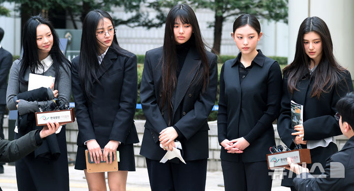 그룹 뉴진스(NJZ 하니, 민지, 혜인, 해린, 다니엘)가 7일 오후 서울 서초구 서울중앙지방법원에서 열린 '어도어, 뉴진스 상대 기획사 지위보전 및 광고계약 체결 등 금지 가처분' 심문기일을 마친 후 취재진의 질문에 답변하고 있다. 2025.03.07. / 사진 = 뉴시스