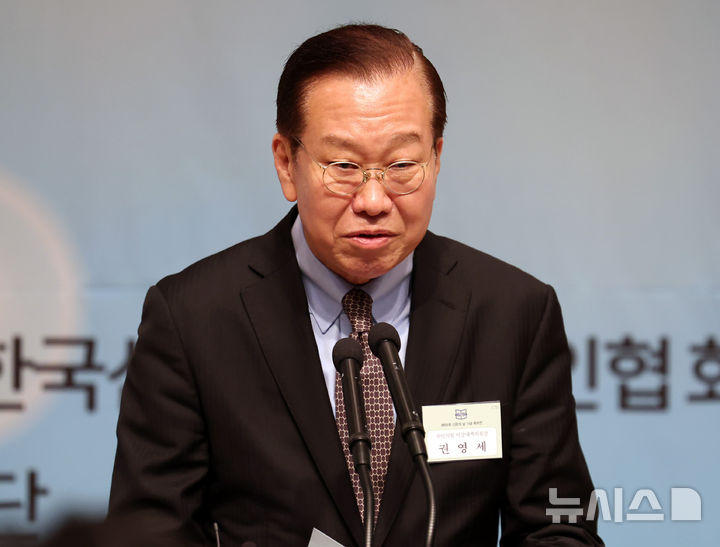 권영세 국민의힘 비상대책위원장이 7일 오후 서울 중구 한국프레스센터에서 열린 제69회 신문의 날 기념 축하연에서 축사를 하고 있다. 2025.04.07. / 사진 = 뉴시스