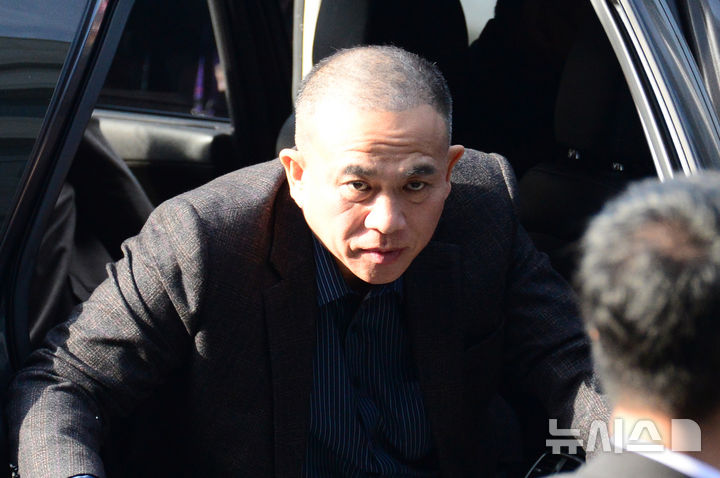 김건희 여사 공천 개입 의혹 핵심 당사자인 명태균씨가 2024년 11월8일 오전 조사를 받기 위해 경남 창원시 성산구 창원지방검찰청으로 출석하고 있다. / 사진 = 뉴시스