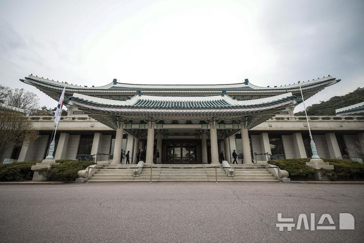 윤석열 전 대통령에 대한 헌법재판소의 탄핵 선고 후 청와대를 찾는 발길이 늘어나고 있다. 광화문 등 인근에서 이어지던 탄핵 시위가 멈춘 데다, 조기 대선 후 대통령 집무실의 청와대 복귀 가능성도 나오는데 따른 변화로 읽힌다. 사진은 9일 서울 종로구 청와대 본관. 2025.04.09. / 사진 = 뉴시스