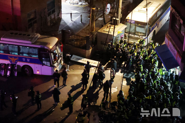 윤석열 대통령의 구속영장이 발부된 19일 서울 마포구 서울서부지방법원에서 경찰과 윤 대통령 지지자들이 대치하고 있다. 2025.01.19 / 사진 = 뉴시스