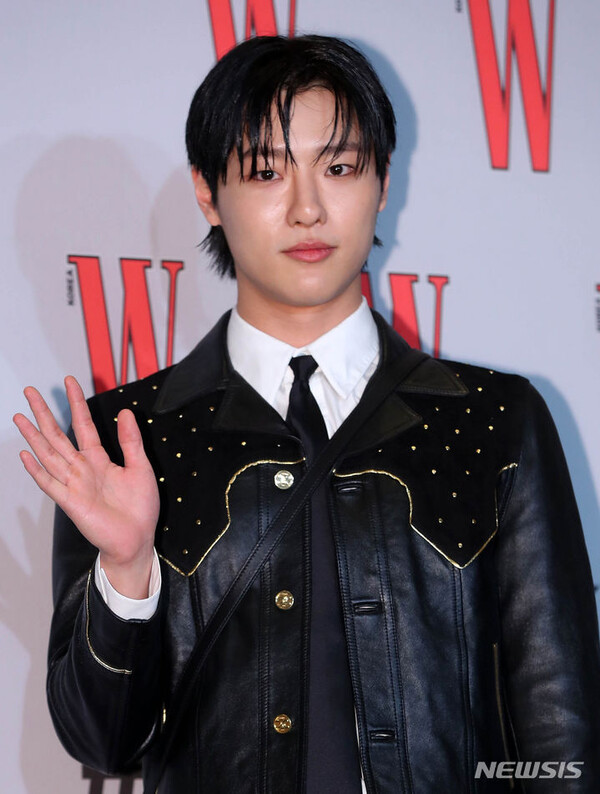 가수 우즈가 24일 오후 서울 종로구 포시즌스호텔에서 열린 W korea 유방암 인식 향상 캠페인 18주년 기념 행사에서 포즈를 취하고 있다. 2023.11.24. / 사진 = 뉴시스