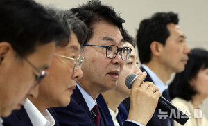 이한주 국정기획위원장, 첫 업무보고서 기재부에 