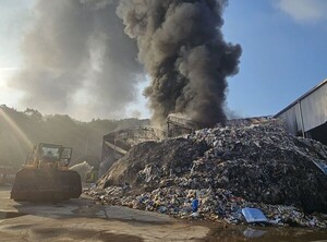 상주 재활용시설 불, 폐기물 100여t 태우고 15시간 만에 진화