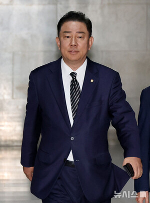 躴 