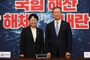 輱 