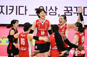 페퍼저축은행, 파죽의 3연승…접전 끝에 GS칼텍스 누르고 2위 도약