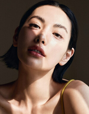 나나 매혹적 표정…완벽 비율 과시