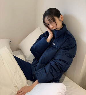 박지현 수수한 매력…곰돌이 인형과 활짝