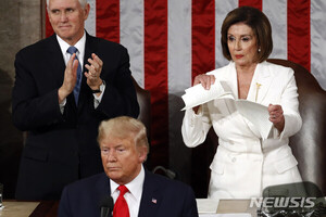 트럼프, 앙숙 펠로시 정계은퇴에 악담…