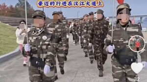 한강변서 군복 차림 중국인들 행진…시민들 