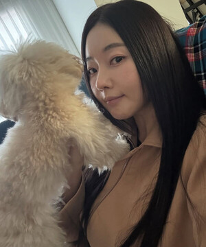 47세 김사랑 동안 미모 과시…반려견과 찰칵