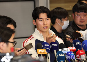 금의환향 김혜성, 인터뷰 중단…부친 빚투 시위 소동