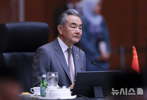 中왕이, 英외무와 통화…