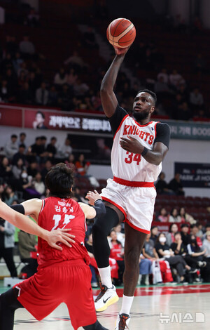 워니·안영준 47점 합작 프로농구 SK, 선두 정관장 꺾고 2연승