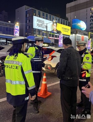 강남역사거리서 멈춘 차량 행렬…경찰 음주단속에 곳곳 면허 정지·취소