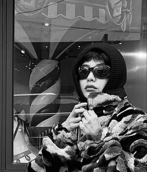 나나 숏컷 완벽 소화…시크한 분위기