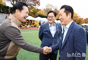 정청래·장동혁, 사진기자 체육대회서 화합…