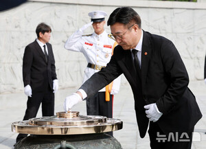 윤호중 장관, 광주 5·18 민주묘지 참배…
