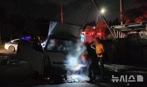 제주서 택배 차량 전신주 충돌…30대 기사 중상