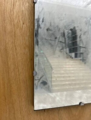 먼지 덮인 거울 현대미술 작품…자원봉사자가 실수로 먼지 닦아내