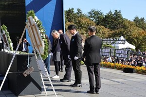 이중근 회장, 유엔 참전용사 국제 추모의 날 헌화