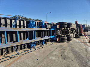 부산 동해고속도로서 트레일러 전도, 50대 운전자 경상