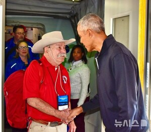 오바마, 한국전쟁 참전용사 비행기 깜짝 등장…