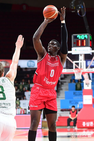 프로농구 정관장, DB 제압하고 공동 1위 도약…소노는 첫 연승