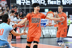 OK저축은행, 현대캐피탈 꺾고 부산서 첫 승 달성…페퍼도 2위 도약(종합)