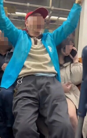 지하철서 여성 승객 다리 위에 앉은 노인…中 SNS 공분