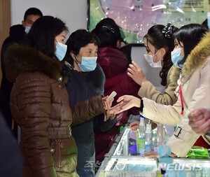 北, 평양에서 관광기념품전시회…개성고려인삼 등 2000여점